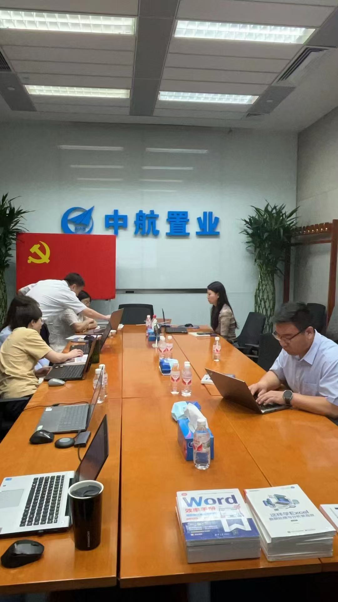 近日，北京杰飞电脑培训学校受邀为中航置业开展了为期两天的Excel企业内训，目的是提升员工的数据处理效率。中航置业在日常运营会产生大量数据，如销售数据、财务数据、项目数据等，这些数据需要精准、高效地处理和分析，以支持公司决策和业务优化。但部分员工在Excel使用上还有待提升，特别是在数据处理和分析方面。因此，中航置业决定请北京杰飞IT培训学校进行专业培训，提升员工Excel应用能力。